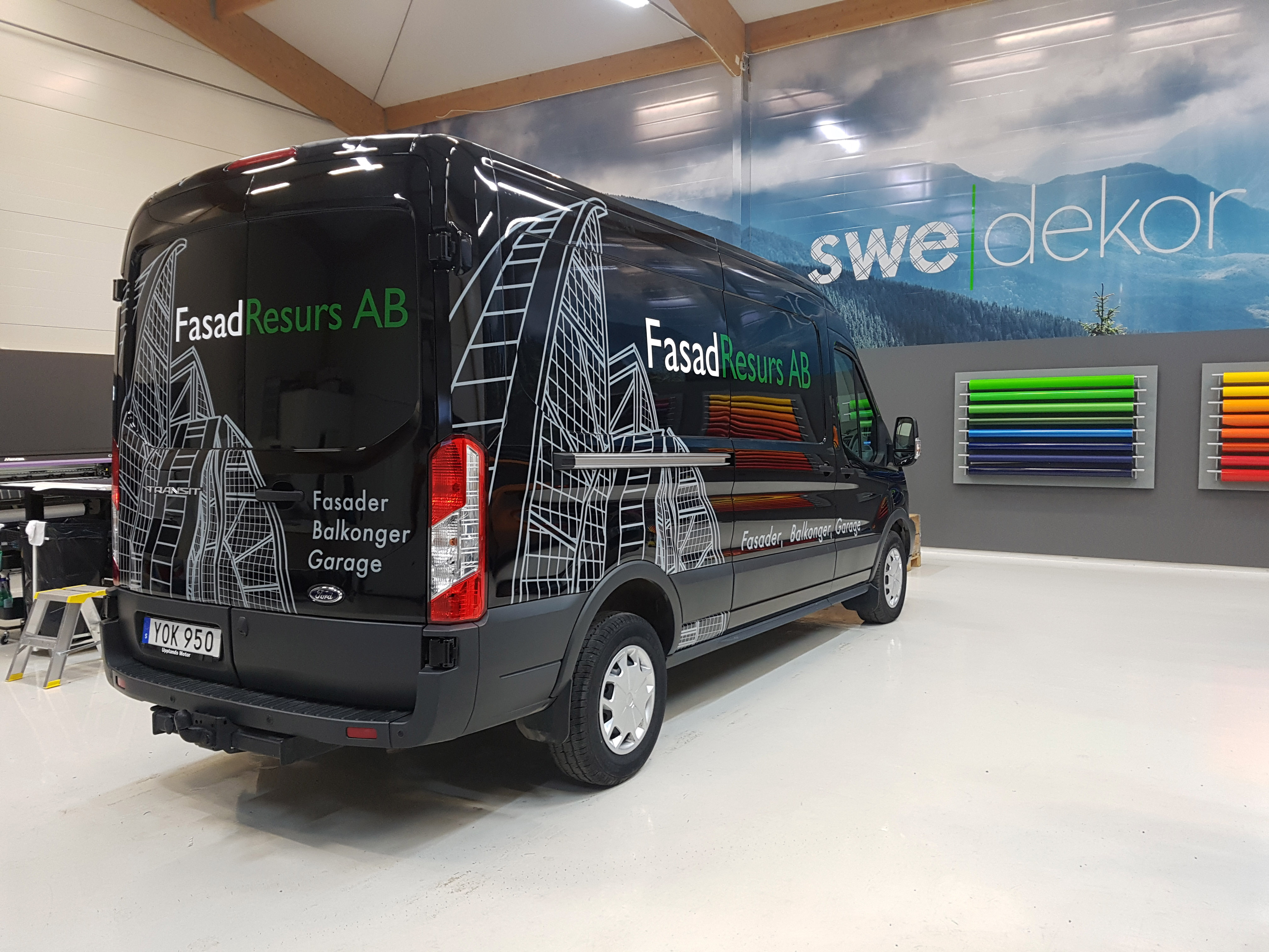 Skuren dekorfolie monterat på en Ford Transit av Swedekor